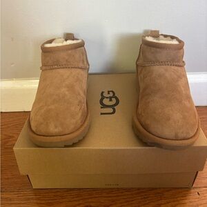 UGG Girls Classic Ultra Mini Boots – Size 2 (US Youth 2